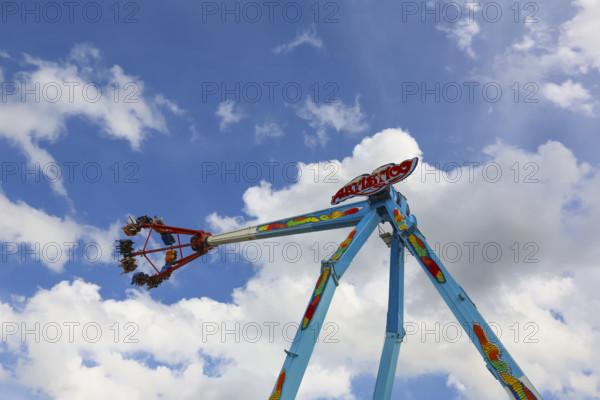 Fairground in Ulm Friedrichsau, folk festival, hustle and bustle, amusement park, amusement attraction, ride, blue sky, clouds, artistico the largest transportable swing in the world, Ulm, Baden-Württemberg, Germany