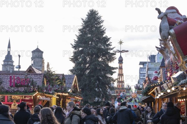 Stuttgart 2025 Christmas Market on Schlossplatz and on Königsstraße opposite the Königsbau offers festive lights and an impressive Christmas pyramid. Mulled wine, traditional delicacies and artisan stalls characterize the lively atmosphere. Magical light installations create a Christmas atmosphere and an unforgettable experience