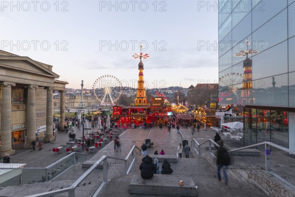 Stuttgart 2025 Christmas market on Schlossplatz with festive lights, a Christmas pyramid, mulled wine, traditional treats and artisan stalls. Magical light installations and lively atmosphere
