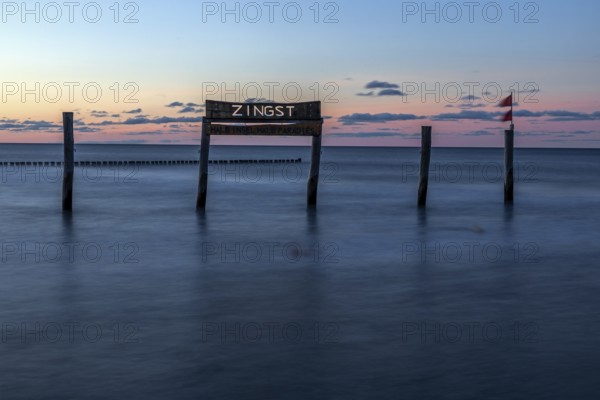 Wooden sign in the sea with inscription Zingst, long exposure, evening light, Zingst, Fischland-Darß-Zingst, Vorpommersche Boddenlandschaft National Park, Mecklenburg-Western Pomerania, Germany