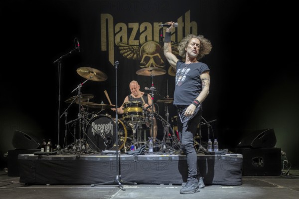 Carl Sentance, singer, NAZARETH, hard rock band, UK, Bending The Rules 2025 tour, live, 17.12.2025, Uber Eats Music Hall, Berlin, Germany < english> NAZARETH, hard rock band, UK, Bending The Rules 2025 tour, live, December 17th, 2025, Uber Eats Music Hall, Berlin, Germany