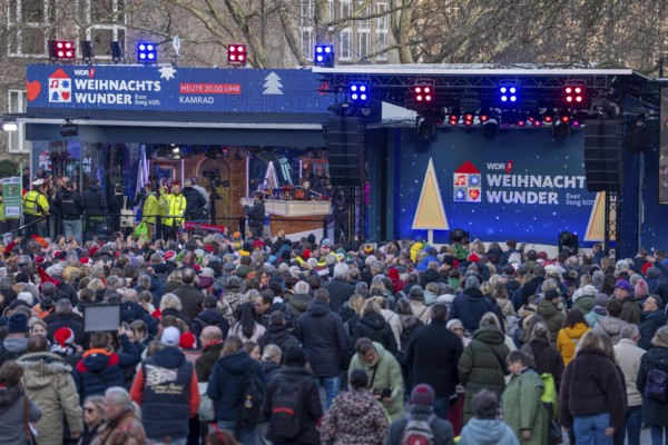 The WDR2 Christmas Miracle, fundraising campaign over 5 days long, non-stop broadcast, 24 hours, by 4 presenters, here the 4th time, this time from Burgplatz in Essen, collecting donations against hunger in the world and for food banks in North Rhine-Westphalia, 15, 644, 256€ were donated, big event with huge reach, North Rhine-Westphalia, Germany