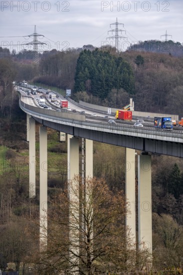 The Wiehl Valley Bridge, A4 motorway, the motorway bridge is considered extremely dilapidated, there is massive damage to the road plate and the main structure of the bridge, repair work below the bridge, traffic only rolls in one lane in each direction, trucks are still allowed to drive there with a maximum of 44 t and must keep a minimum distance of 50 meters, there is a risk of full closure, the bridge is 700 meters long, built in 1970, in Bergische Land, near Weiershagen, belongs to the city of Wiehl, North Rhine-Westphalia, Germany