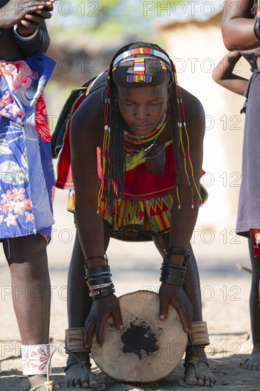 Traditional dance, brightly decorated woman of the Hakaona tribe also Havakona or Hakawona, near Opuwo, Kunene, Namibia