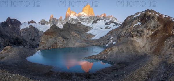 Laguna de los Tres, sunrise, alpine glow, glaciers and glaciers Lake de los Tres, mountains and peaks of Monte Fitz Roy, Cerro Chalten, Los Glaciares National Park, Patagonia, Santa Cruz Province, Argentina