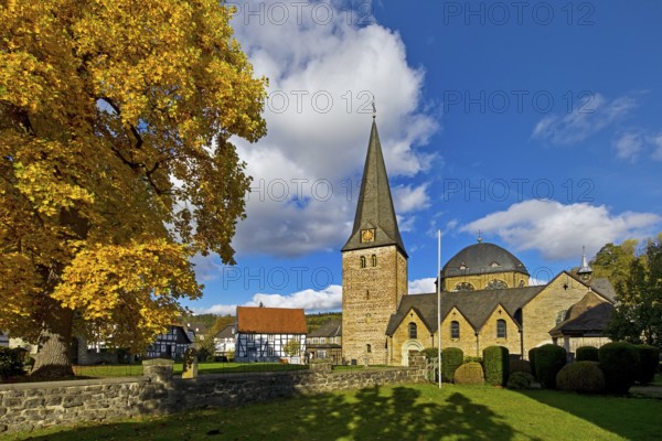 Pfarrkirche Sankt Blasius im Herbst, Balve, Sauerland, North Rhine-Westphalia, Germany