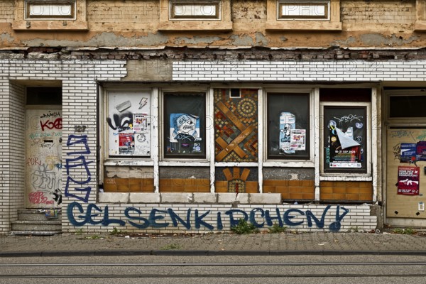 Decaying façade smeared with graffiti, scrap property in a difficult district, Gelsenkirchen, Ruhr area, North Rhine-Westphalia, Germany