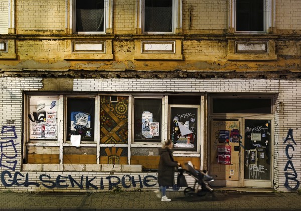 Decaying façade covered with graffiti, no-go area in Gelsenkirchen, one of the poorest cities in Germany, Ruhr area, North Rhine-Westphalia