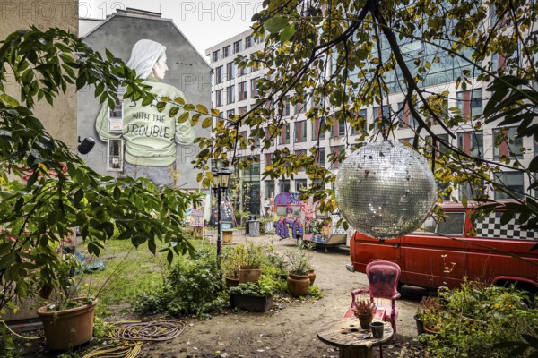 Trendy district with graffiti and installations in the Gängeviertel, Neustadt, Hamburg