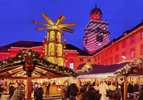 The Christmas market with the mulled wine pyramid and the illuminated town hall in the evening, Witten, Ruhr area, North Rhine-Westphalia, Germany