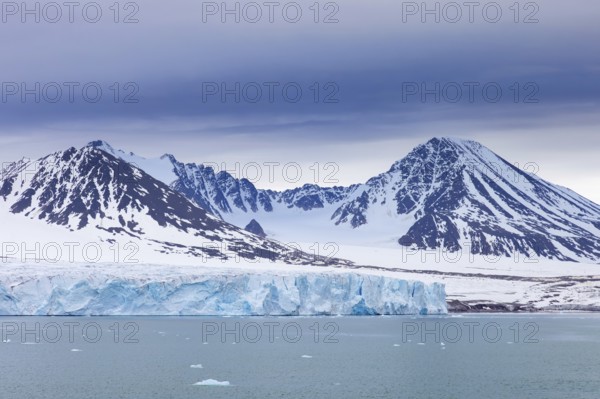 Lilliehöökbreen glacier in summer debouching into Lilliehöök Fjord, Lilliehöökfjorden, branch of Krossfjorden in Albert I Land, Spitsbergen, Svalbard