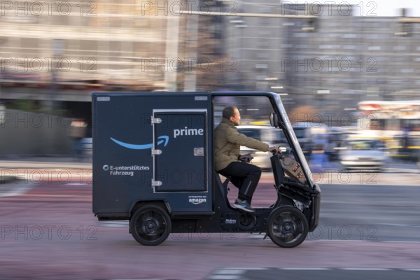 E-cargo bike, e-cargo bike delivery vehicle, pedal drives with e-motor assistance, from the mail-order company Amazon, from a micromobility center near Alexanderplatz, the electric mini transporters in the inner city area deliver over 1.5 million parcels annually, the manufacturer of the e-cargo bikes is the German company Mubea, from Sauerland, Germany