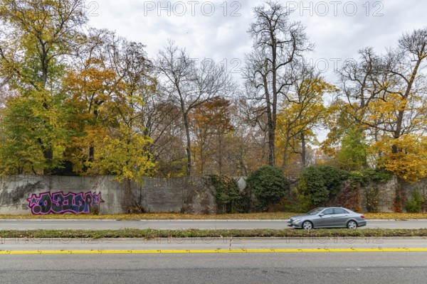 Cannstatter Straße in Stuttgart, federal road B14. The city wants to dismantle the six-lane road and enlarge the neighboring castle garden. But the dividing wall is a listed building. Stuttgart, Baden-Württemberg, Germany