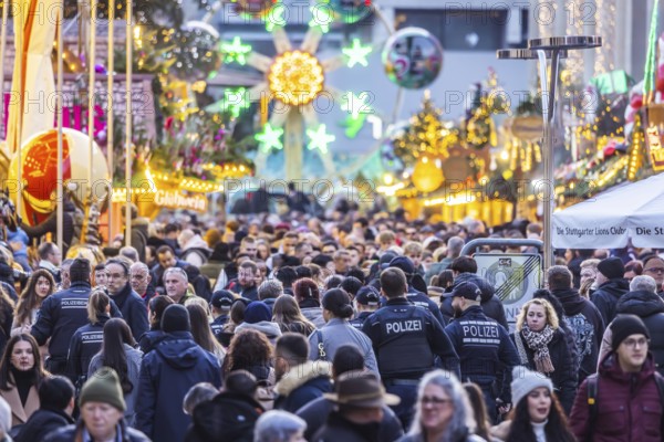 Busy shopping street in Stuttgart. Police patrol in the midst of the crowds. On the first weekend of Advent, visitors flock through the Christmassy decorated Königstraße pedestrian zone in Stuttgart. Stuttgart, Baden-Württemberg, Germany