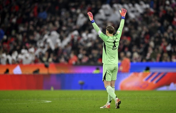 Goalkeeper Manuel Neuer FC Bayern Munich FCB (01) gesture gesture from behind Allianz Arena, Munich, Bayern, Germany