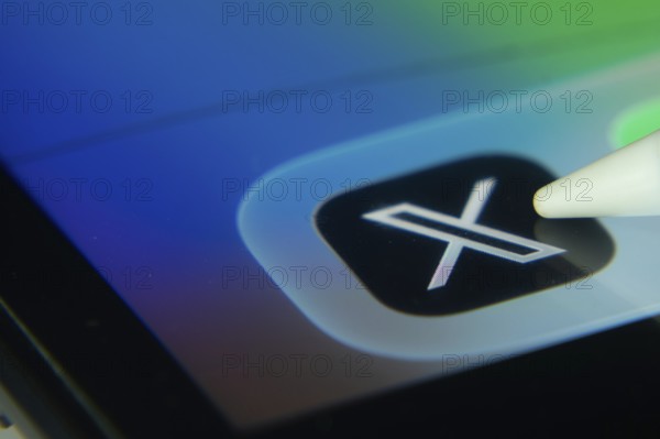16 Nov 2025- Dhaka, Bangladesh: Close-up of X app icons on a iPad screen