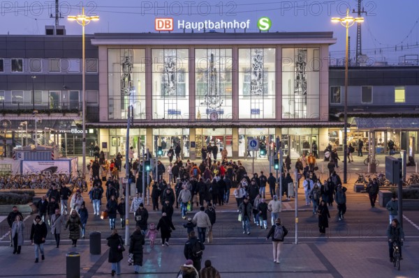 Dortmund Central Station, Station Building, Station Foreground, Pedestrian Crossing at Königswall towards Downtown South, North Rhine-Westphalia, Germany