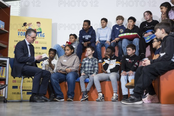 Thorsten Frei, head of the Federal Chancellery, is reading the book The Message in a Bottle by Klaus Kordon at the nationwide reading day at Robert Reinick Elementary School in Berlin on 21.11.2025. He thus represents Federal Chancellor Friedrich Merz, who cancelled at short notice due to urgent scheduling reasons