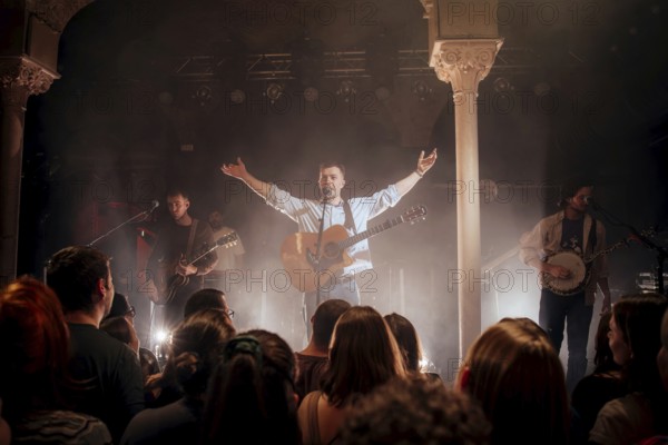 Eddie Keogh, singer of Kingfishr live at Gretchen in Berlin on 14.11.2025