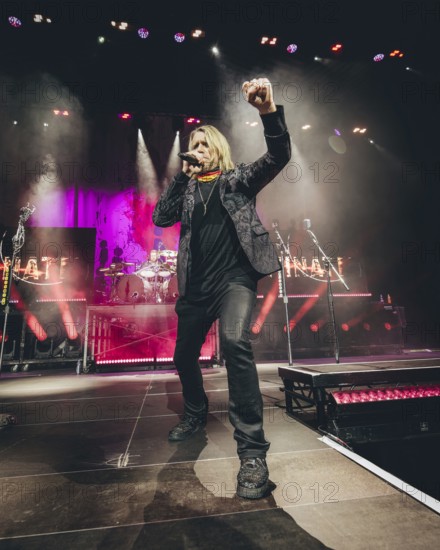 Singer Matt Walst from Three Days Grace live on tour 25 at Berlin's Tempodrom on 19.11.2025