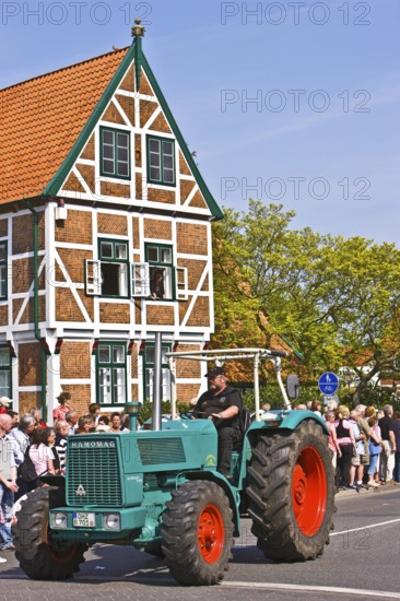 Bulldog, tractor, parade, typical half-timbered house, town hall, architecture, blossom festival, York, Altes Land, Germany