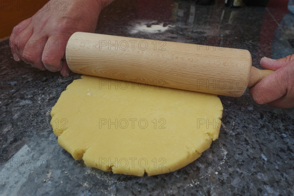 Southern German cuisine, preparation of shortcrust pastry, raw dough on the worktop, waving dough, rolling pin, making cake, baking, out of the oven, vegetarian, traditional cuisine, men's hands, food photography, studio, Germany