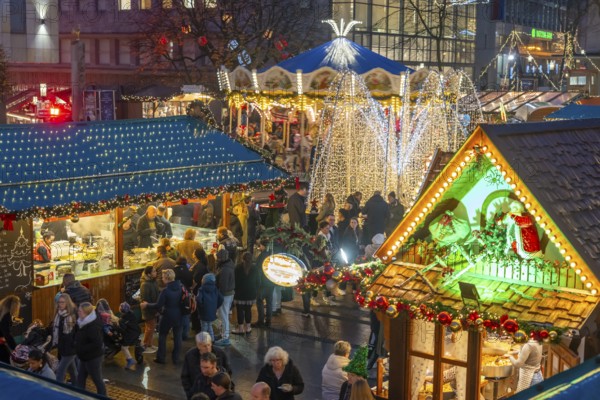 Pre-Christmas time, visitors to de, Christmas market in downtown Essen, on Kennedyplatz, the market is already opening in mid-November, Christmas lights, Essen Light Weeks, North Rhine-Westphalia, Germany