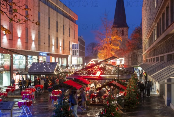 Christmas market in Essen, gastronomy, fire forest, at Essen Cathedral, Kettwiger Straße shopping street, pedestrian zone, full, lots of people shopping, Christmas lights, Christmas market stalls, Essen Light Weeks, Essen, North Rhine-Westphalia, Germany