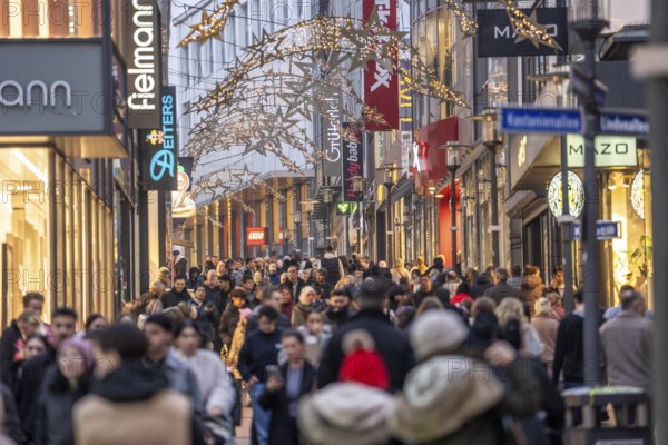 Limbecker Straße shopping street, pedestrian zone, full, lots of people shopping, Christmas lights, Essen Light Weeks, Essen, North Rhine-Westphalia, Germany