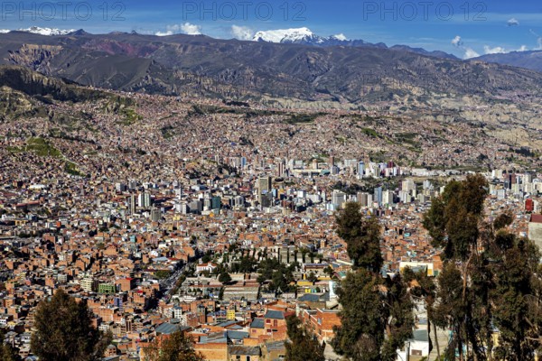 Expansive view of a city with dense buildings and mountains, the city of La Paz in Bolivia