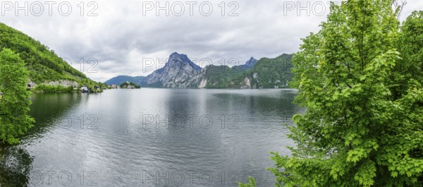 The village of Traunkirchen with the Johannesberg Chapel on Lake Traunsee, on the right the Traunstein summit, Traunkirchen, Salzkammergut, Austria
