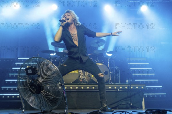 Hannes Braun, singer of the band Kissin' Dynamite live on Back with a Bang World Tour at Capitol Hanover on 09.11.2025