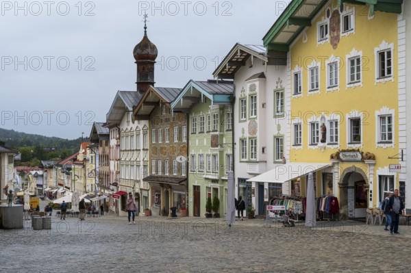 Gabelhäuser mit Lüftlmalerei in der Marktstraße, pedestrian zone, Altstadt, Bad Tölz, Upper Bavaria, Bavaria, Germany