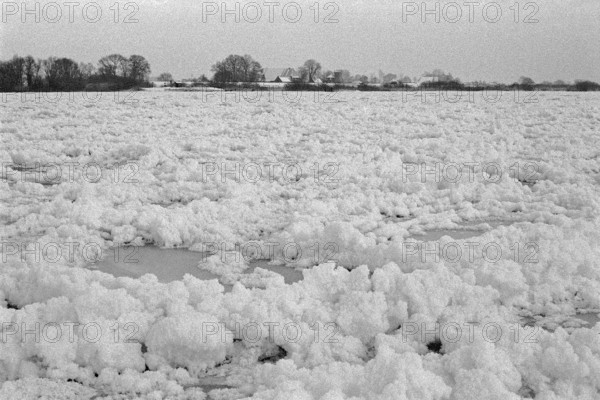 Frozen Elbe, Bleckede, Lower Saxony, Germany, January 03, 1997, vintage, retro, old, historic