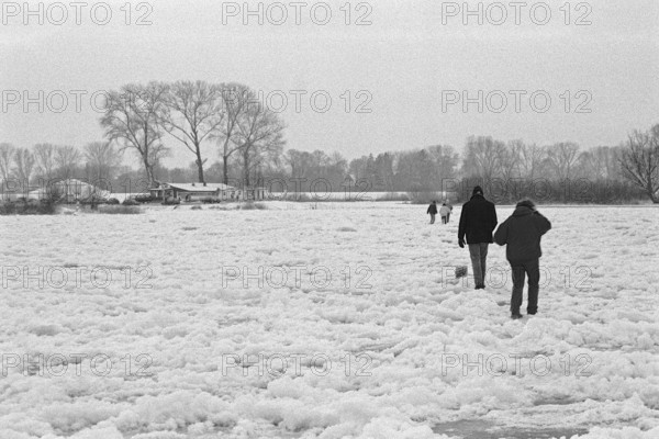 People walk across ice rink, frozen Elbe, Bleckede, Lower Saxony, Germany, January 03, 1997, vintage, retro, old, historic