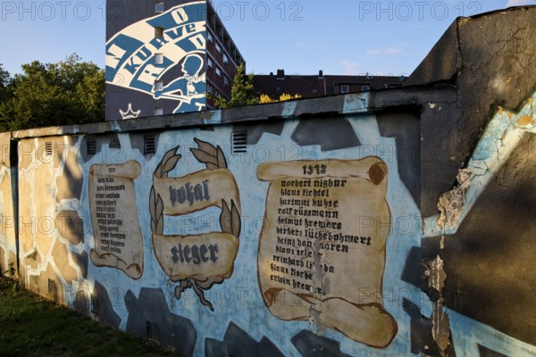 Painted wall on the Glückauf battle track with motifs of FC Schlake 04, Schalke, district of Gelsenkirchen, Ruhr area, North Rhine-Westphalia, Germany