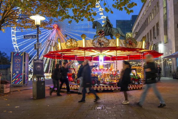 Full city center, shopping street, Kettwiger Straße pedestrian zone in Essen, first takeaways and stalls, even in front of the opening of the Christmas market, Ferris wheel, carousel, Christmas lights, North Rhine-Westphalia, Germany
