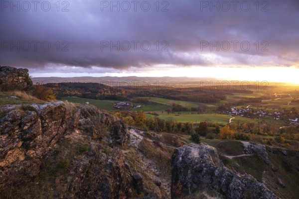 Rain and sun alternating — dramatic autumn atmosphere at the Hohenstaufen Spielburg Nature Reserve