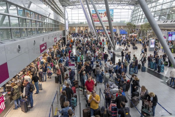 Full check-in hall, queues, Terminal B, many thousands of people take off on the first day of the North Rhine-Westphalia autumn holidays, at Düsseldorf Airport, but the waiting times were kept within limits, despite the large rush, North Rhine-Westphalia, Germany