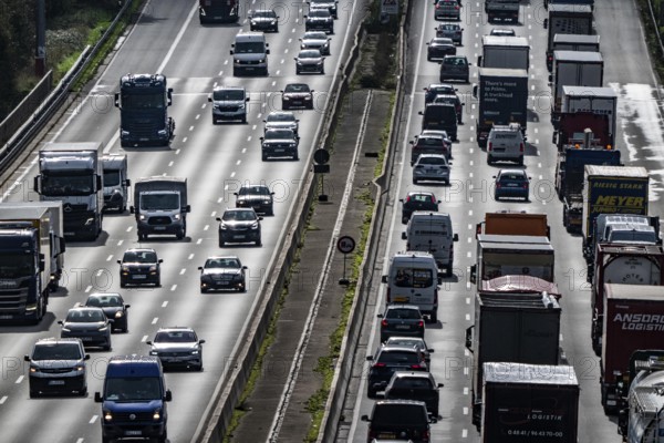 Traffic jam on the A3 motorway between the Hilden junction and the Mettmann junction, view to the south, traffic jam due to construction work, North Rhine-Westphalia, Germany