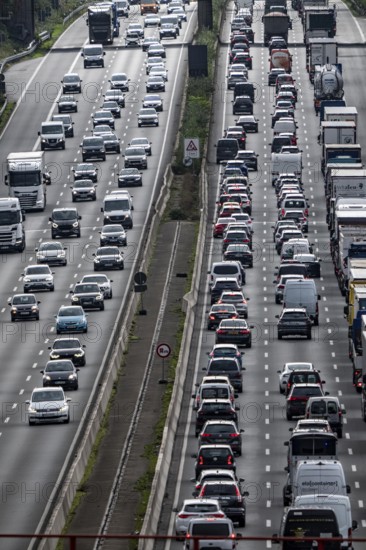 Traffic jam on the A3 motorway between the Hilden junction and the Mettmann junction, view to the south, traffic jam due to construction work, North Rhine-Westphalia, Germany