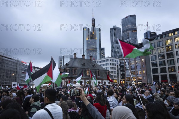 Around 1, 500 people take part in a pro-Palestine demonstration at the Hauptwache in Frankfurt am Main on 7 October 2025. The rally is accompanied by a massive police presence. Exactly two years ago, on 7 October 2023, the terrorist militia Hamas killed more than 1, 100 people in an attack on Israel. Since Israel's subsequent intervention in the Gaza Strip, there have been repeated pro-Palestinian demonstrations throughout Germany