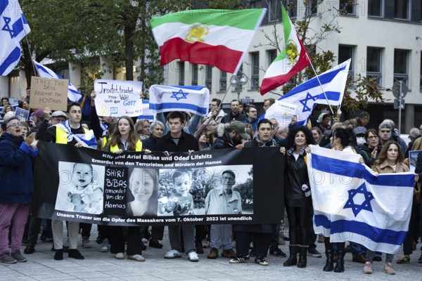 Numerous people gather for a vigil at the Hauptwache in Frankfurt am Main on the second anniversary of the Hamas attack on Israel. On 7 October 2023, the terrorist militia Hamas killed more than 1, 100 people in an attack on Israel. 48 Israeli hostages are still being held captive by Hamas, Hafenpark, Frankfurt am Main, Hesse, Germany