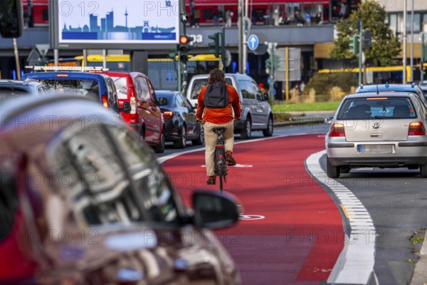 Cycle path, cycle lane, marked in red to draw the attention of motorists to the cycle path, between 2 lanes, Huyssenallee, in front of Europaplatz, in the city centre of Essen, North Rhine-Westphalia, Germany