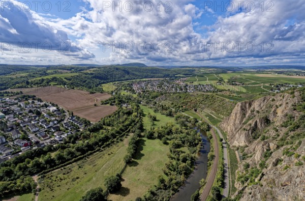 Ausblick vom Rotenfels, einer Steilwand am Naheufer im Naturpark Soonwald-Nahe, auf das Nahetal und die Stadt Bad Kreuznach, OT Bad Münster, im Weinbaugebiet der Pfalz. Traisen, Landkreis Bad Kreuznach, Rheinland-Pfalz, Deutschland