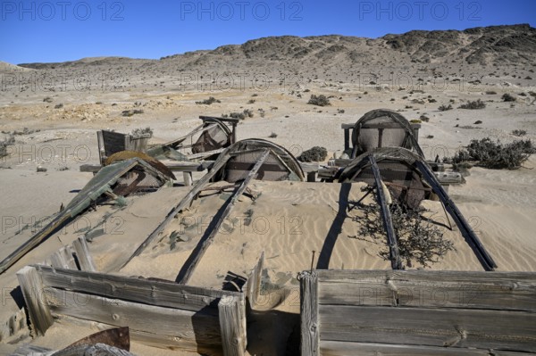 Verrostete Trommelsiebe im Wüstensand, Pomona, Diamentensperrgebiet, bei Lüderitz, Region Karas, Namibia