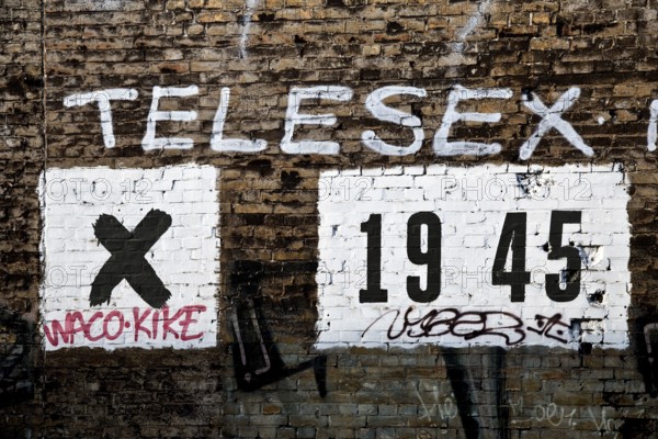 Das Wandbild mit dem Titel Weltbaum 2, Werden, Sein, Vergehen von Ben Wagin am S-Bahnhof Savignyplatz, eine Brandwandgestaltung, Berlin, Deutschland