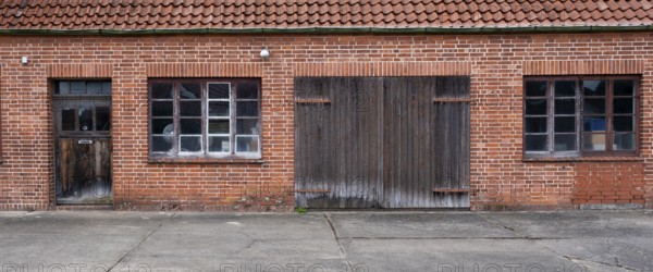 View of the entrance area of an older residential building with a red brick workshop, Uenzen, Bruchhausen-Vilsen, Lower Saxony, Germany