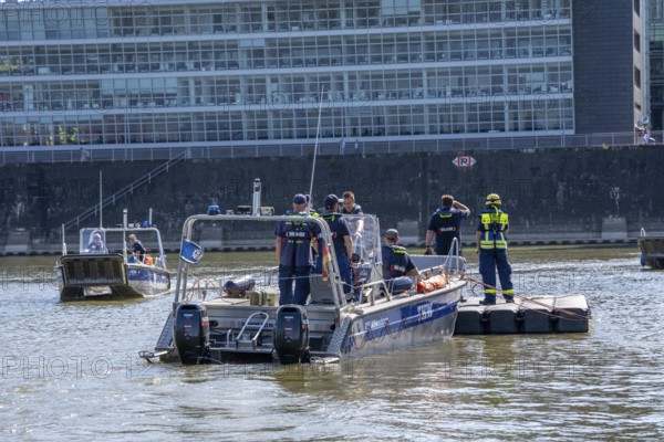 Transport of a floating platform with the jet-float system, this can be used as a work platform, jetty or bridge, specialist group for water hazards, in Düsseldorf, during the major exercise FÜLEX25, lasting several days, of the THW, Federal Agency for Technical Relief, North Rhine-Westphalia, over 3500 volunteers from the 127 North Rhine-Westphalia local organisations practise many different deployment scenarios over 4 weekends