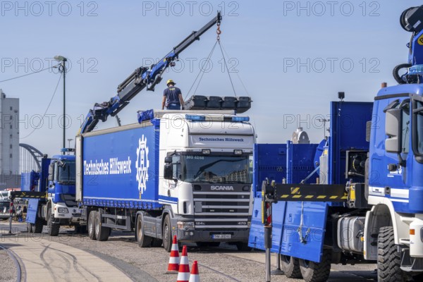 Construction of a floating platform with the jet-float system, this can be used as a work platform, jetty or bridge, water hazards specialist group, in Düsseldorf, at the major exercise FÜLEX25, lasting several days, of the THW, Federal Agency for Technical Relief, North Rhine-Westphalia, over 3500 volunteers from the 127 North Rhine-Westphalia local organisations practise many different deployment scenarios over 4 weekends
